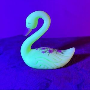 Daisies on Custard Swan by FENTON (vintage)